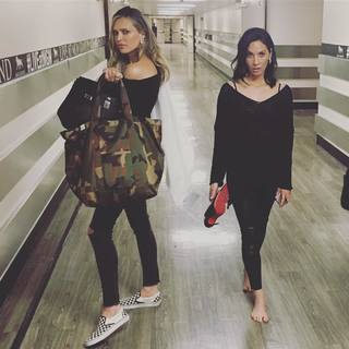 Olivia Munn feet photo thumbnail