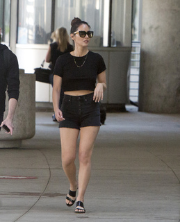 Olivia Munn feet photo thumbnail