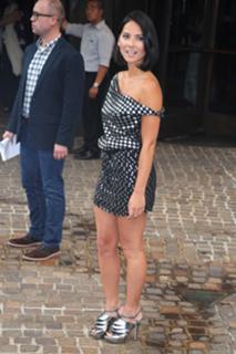 Olivia Munn feet photo thumbnail