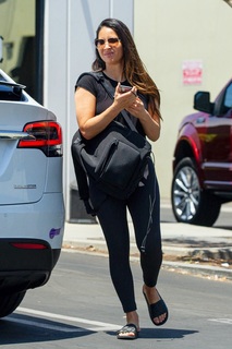 Olivia Munn feet photo thumbnail