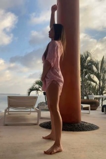 Olivia Munn feet photo thumbnail