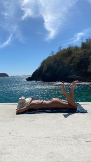 Olivia Munn feet photo thumbnail