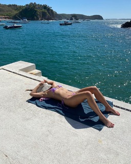 Olivia Munn feet photo thumbnail