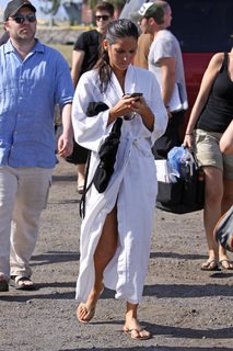 Olivia Munn feet photo thumbnail