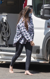 Olivia Munn feet photo thumbnail