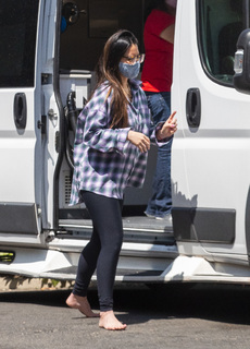 Olivia Munn feet photo thumbnail