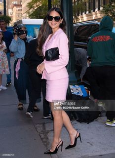 Olivia Munn feet photo thumbnail