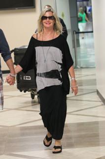 Olivia Newton-John feet photo thumbnail