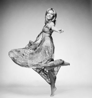 Olivia Newton-John feet photo thumbnail