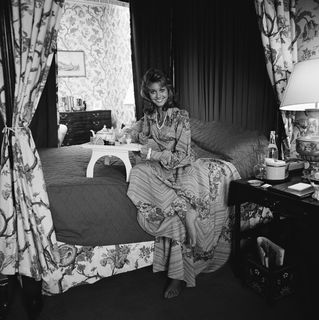 Olivia Newton-John feet photo thumbnail
