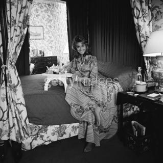 Olivia Newton-John feet photo thumbnail