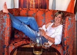 Olivia Newton-John feet photo thumbnail