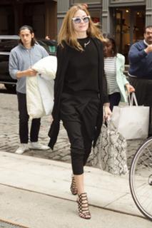 Olivia Palermo feet photo thumbnail