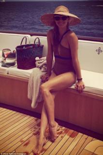 Olivia Palermo feet photo thumbnail