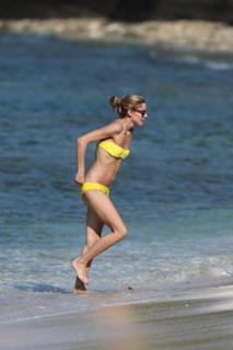 Olivia Palermo feet photo thumbnail