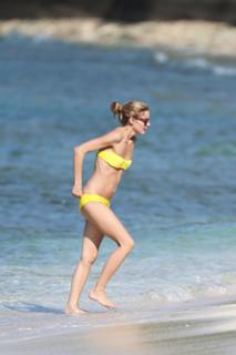 Olivia Palermo feet photo thumbnail