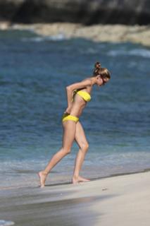 Olivia Palermo feet photo thumbnail