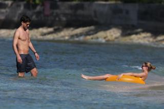 Olivia Palermo feet photo thumbnail