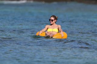 Olivia Palermo feet photo thumbnail