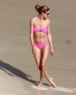 Olivia Palermo feet photo thumbnail