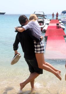 Olivia Palermo feet photo thumbnail