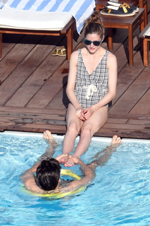 Olivia Palermo feet photo thumbnail