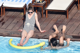 Olivia Palermo feet photo thumbnail