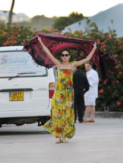 Olivia Palermo feet photo thumbnail