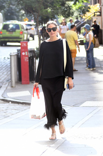 Olivia Palermo feet photo thumbnail