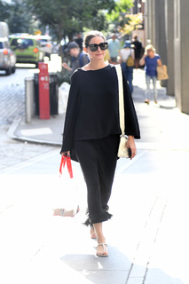 Olivia Palermo feet photo thumbnail