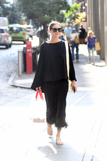 Olivia Palermo feet photo thumbnail