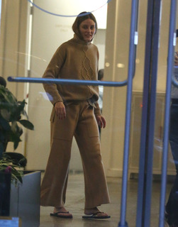 Olivia Palermo feet photo thumbnail