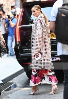 Olivia Palermo feet photo thumbnail