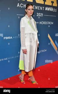 Olivia Palermo feet photo thumbnail