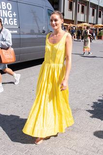 Olivia Palermo feet photo thumbnail