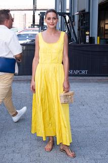 Olivia Palermo feet photo thumbnail