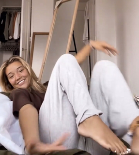 Olivia Ponton feet photo thumbnail