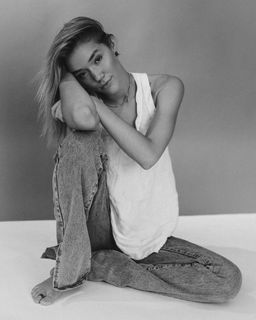 Olivia Ponton feet photo thumbnail