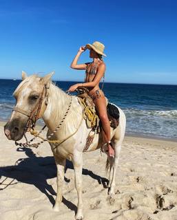 Olivia Ponton feet photo thumbnail