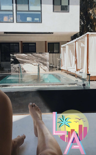 Olivia Ponton feet photo thumbnail