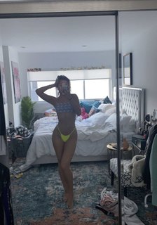 Olivia Ponton feet photo thumbnail