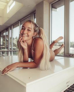 Olivia Ponton feet photo thumbnail