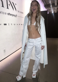 Olivia Ponton feet photo thumbnail