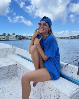 Olivia Ponton feet photo thumbnail