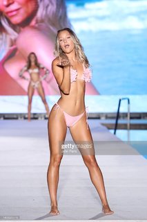 Olivia Ponton feet photo thumbnail