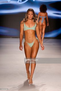 Olivia Ponton feet photo thumbnail