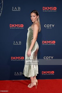 Olivia Ponton feet photo thumbnail