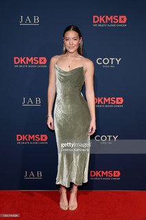 Olivia Ponton feet photo thumbnail