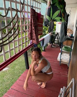 Olivia Ponton feet photo thumbnail