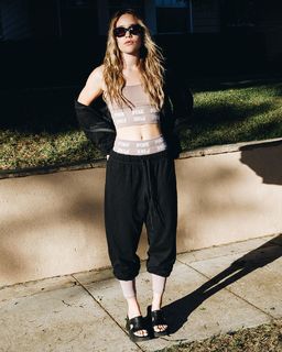 Olivia Ponton feet photo thumbnail